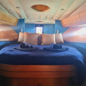Nuit Insolite Bateau A Quai - Saint Louis Du Rhone Port-Saint-Louis-du-Rhône